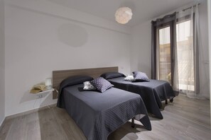 3 makuuhuonetta, tallelokero huoneessa, silitysrauta/-lauta