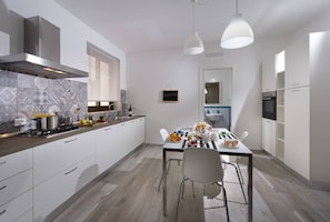 Kühlschrank, Mikrowelle, Ofen, Herdplatte