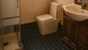 Haartrockner, Handtücher, Seife, Toilettenpapier