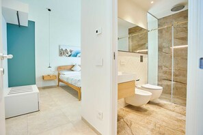Regadera, secadora de cabello, bidet, toallas 