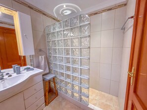 Shower, hair dryer, towels, soap - Port Royale Ocean Views Los Cristianos (Los Cristianos)