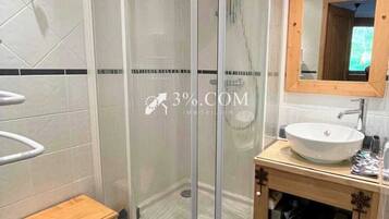 Asciugacapelli, asciugamani, sapone, carta igienica