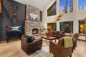 Älytelevisio, takka, videopelejä, pöytäjalkapallopöytä