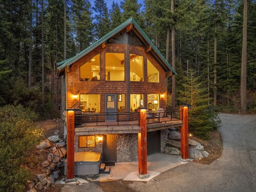 5-bedroom, 3 level house with lake views a hot tub, fireplace, sleeps 12 guests.