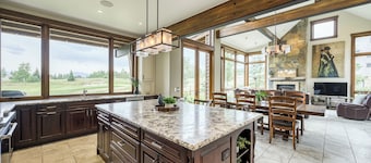 Spacious 5-Bedroom Luxury Family Home in Beautiful Silverthorne.