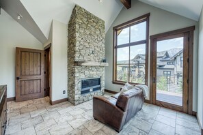 TV connectée, cheminée, baby-foot