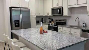 Batterie de cuisine, vaisselle et ustensiles