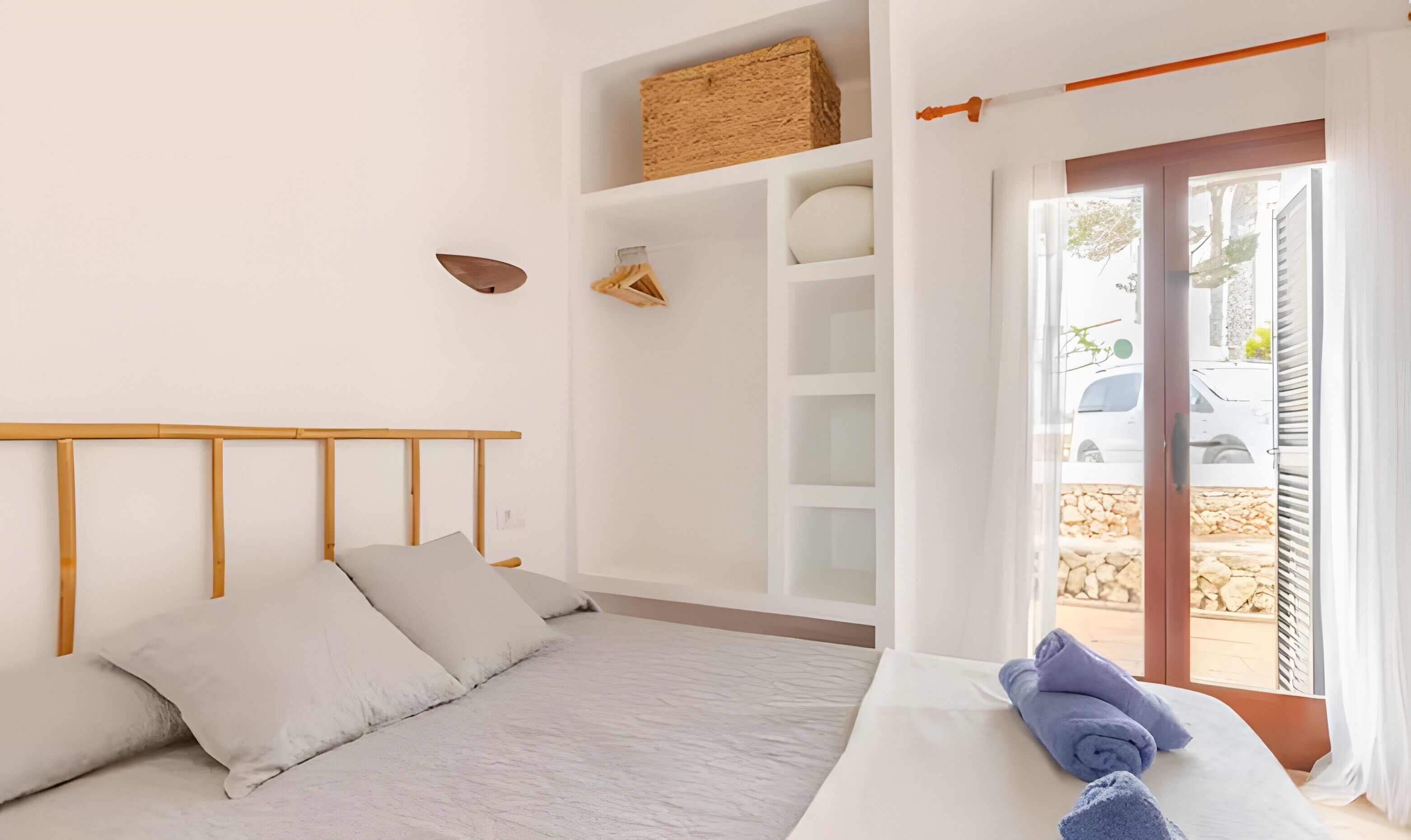Tabla de planchar con plancha, wifi y ropa de cama 
