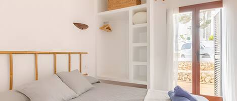 Tabla de planchar con plancha, wifi y ropa de cama