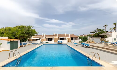 Appartement 'Villa Estrellas 2' avec piscine partagée, terrasse privée et Wi-Fi