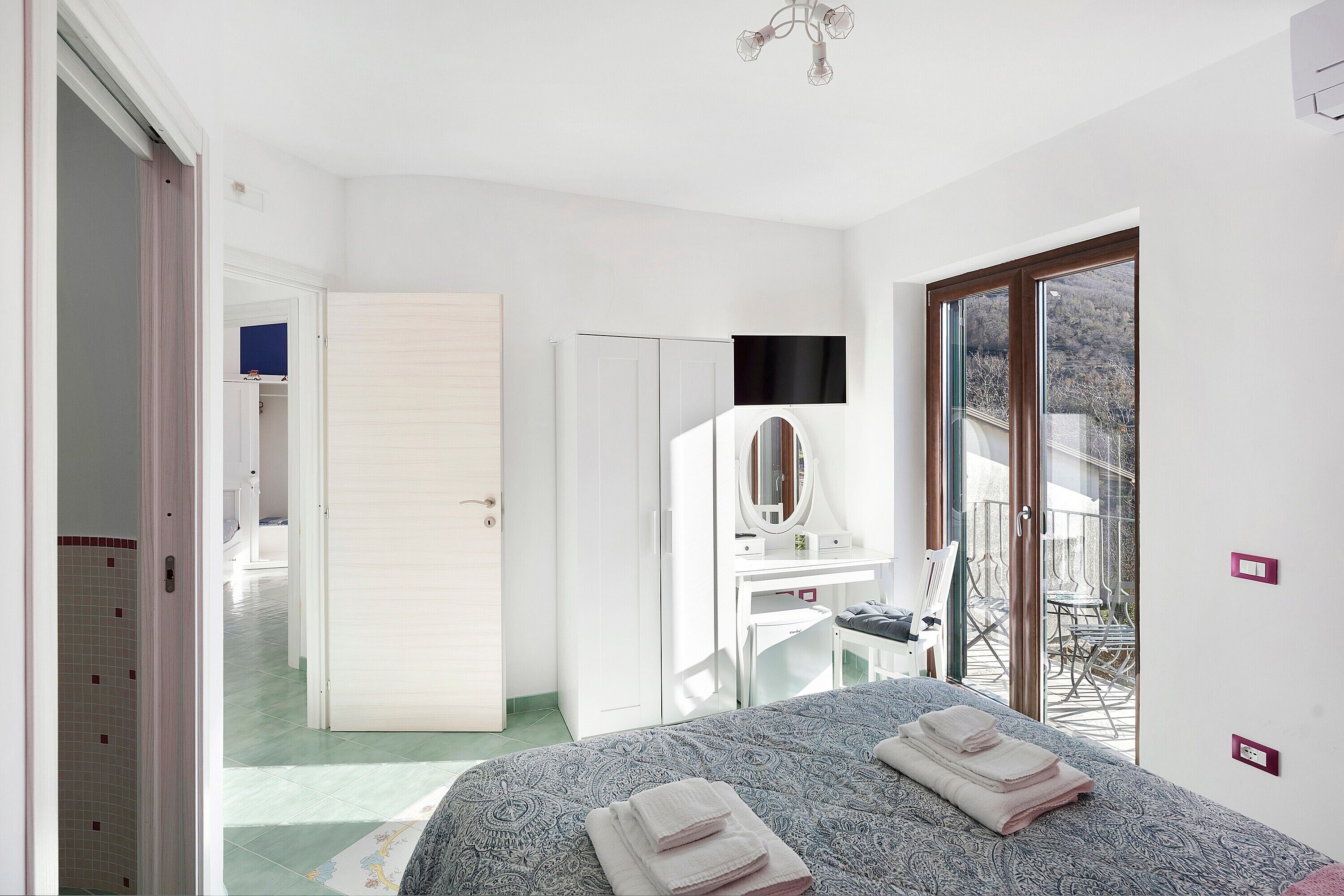 Iron/ironing board, WiFi, bed sheets