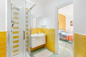 Douche, sèche-cheveux, serviettes fournies