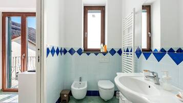 Dusj, hårføner og håndklær