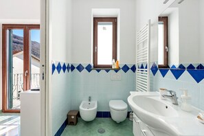 Dutxa, assecador de cabells i tovalloles 