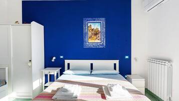 Tabla de planchar con plancha, wifi, ropa de cama