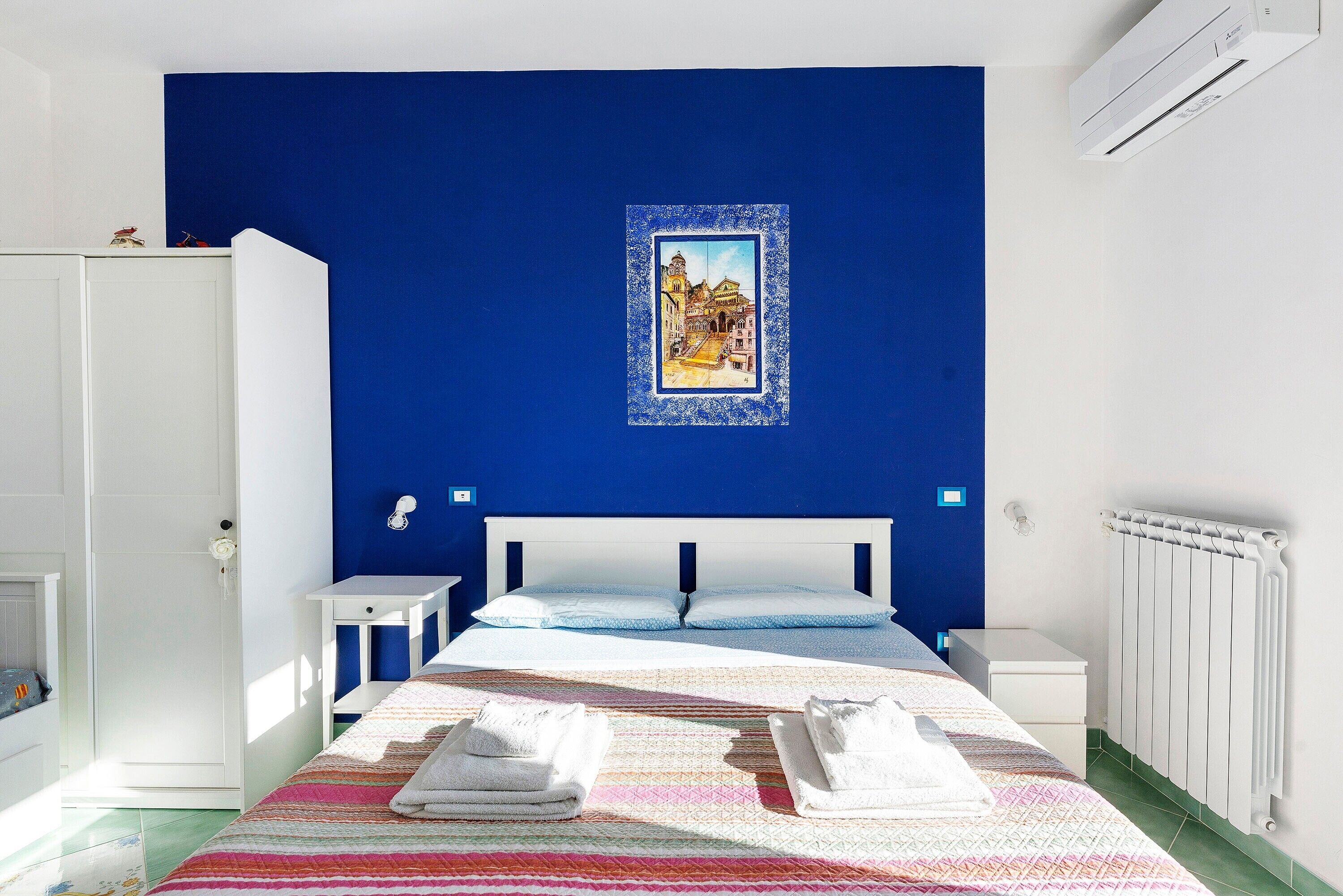 1 dormitorio, tabla de planchar con plancha, wifi y ropa de cama