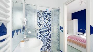 Dusche, Haartrockner, Handtücher