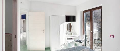 Tabla de planchar con plancha, wifi y ropa de cama