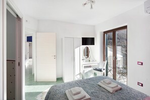 Tabla de planchar con plancha, wifi, ropa de cama