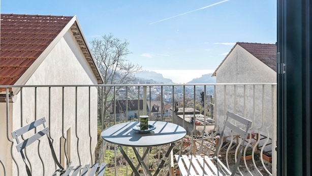 A balcony with a table and chairs, a view of a mountain, and a clear sky. - 'Coast 2 Coast - Positano' Room with Sea View, Wi-Fi and Air Conditioning (Agerola)