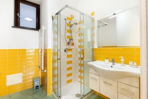 Een douche, een haardroger, handdoeken
