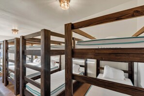 2 habitaciones, escritorio, tabla de planchar con plancha y wifi gratis 