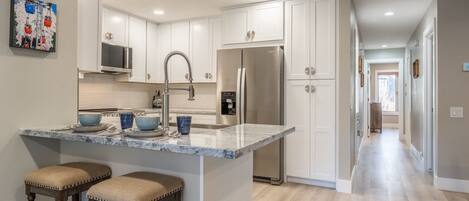 Refrigerador, microondas, horno, placa de cocina