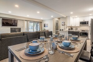 Dining - Townhouse with Community Hot Tub and Fireplace! (Mammoth Lakes)