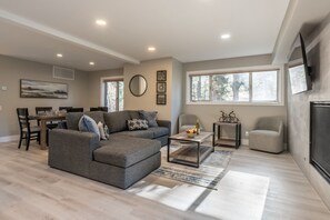 Smart TV, fireplace - Townhouse with Community Hot Tub and Fireplace! (Mammoth Lakes)