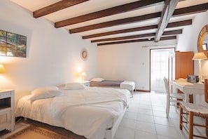 Tabla de planchar con plancha, wifi y ropa de cama 