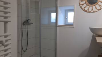 Ducha, secador de pelo, toallas