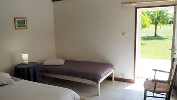 Iron/ironing board, WiFi, bed sheets