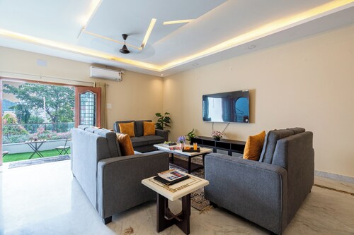 Veloura Suite # 1 /free parking 2 BHK