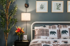 Schreibtisch, Bügeleisen/Bügelbrett, Reisekinderbett, WLAN