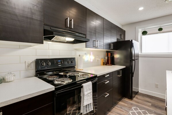 Kühlschrank, Mikrowelle, Ofen, Herdplatte