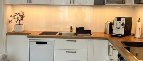 Kjøleskap, mikrobølgeovn, ovn og kokeplater