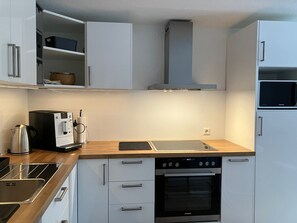 Kjøleskap, mikrobølgeovn, ovn og kokeplater