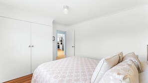 2 bedrooms, free WiFi, bed sheets - Kianga Lodge, 1 Sunset Blvd (Kianga)