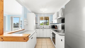 Fridge, microwave, oven, stovetop - Kianga Lodge, 1 Sunset Blvd (Kianga)