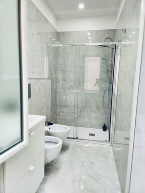 مجففات شعر، مناشف، صابون، ورق حمّام