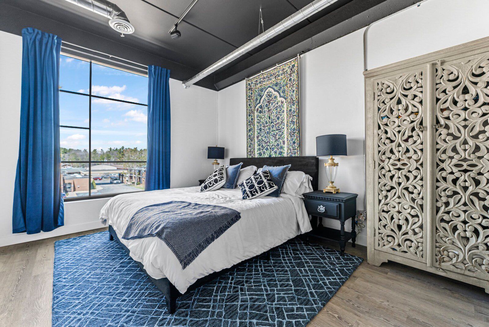 Free WiFi, bed sheets