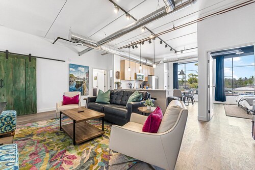 UP-Scale 2BR/2BA Condo in TC w/ Rooftop Hot Tub's