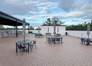 Outdoor dining - UP-Scale 2BR/2BA Condo in TC w/ Rooftop Hot Tub's (Traverse City)
