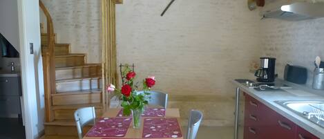 Réfrigérateur, four à micro-ondes, un four, surface de cuisson