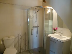 Een douche, een haardroger, handdoeken