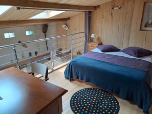 Een strijkplank/strijkijzer, wifi, beddengoed