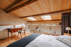Iron/ironing board, WiFi, bed sheets - Gîte L'Etable - Les Gites Du Moulin: Private Terrace, Garden & Wi-Fi in Saint-Hilaire-la-Palud (Saint-Hilaire-la-Palud)