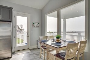 Dining - Beach Front | Sleeps 10 | Walk to Beach | Family-Friendly (Gulfport)