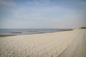 Beach nearby - Beach Front | Sleeps 10 | Walk to Beach | Family-Friendly (Gulfport)