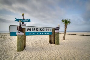 Beach nearby - Beach Front | Sleeps 10 | Walk to Beach | Family-Friendly (Gulfport)